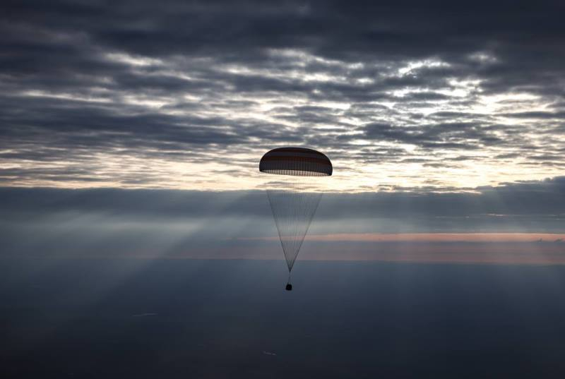 Корабль Союз МС-26 с российскими космонавтами и старейшим действующим астронавтом NASA вернулся на Землю