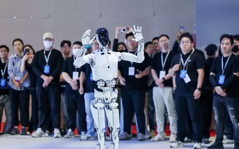 XPeng показала человекоподобного робота Iron, который собирает электромобили
