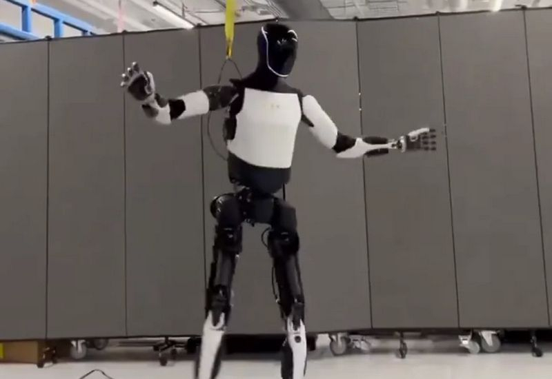Видео: Илон Маск показал энергичный танец робота Tesla Optimus