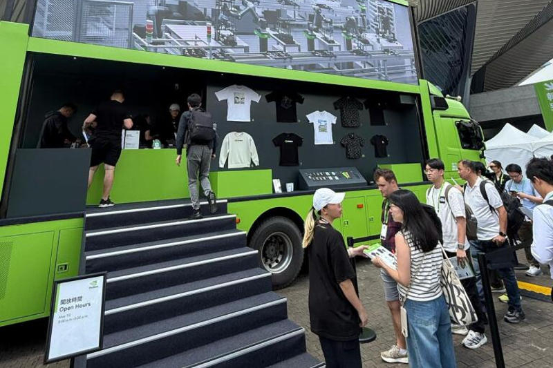 Это нам надо: Nvidia стала торговать рубашками, усыпанными лицами Дженсена Хуанга