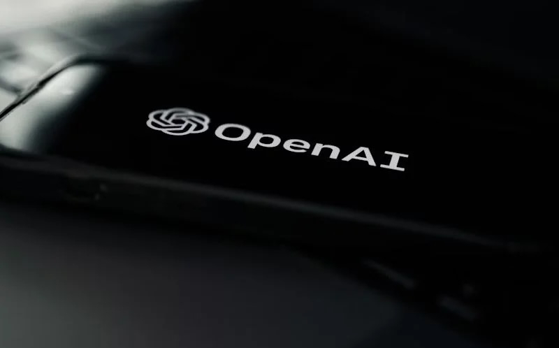 «Это не убьёт смартфон»: OpenAI приобрела компанию Джони Айва по производству ИИ-устройств