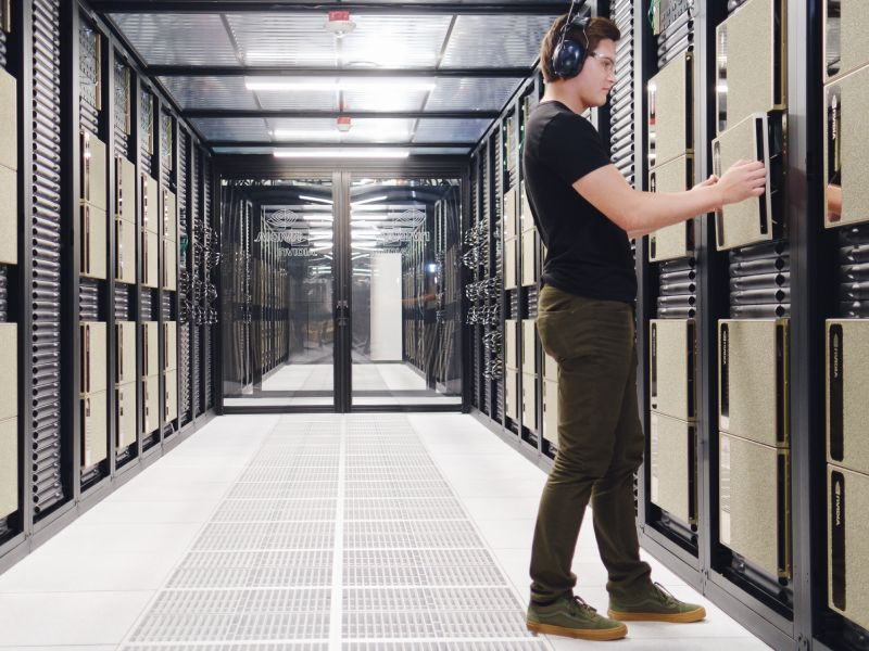 Не пытаться тупо закупать GPU,  китайские IT-гиганты адаптируются к экспортным ограничениям США