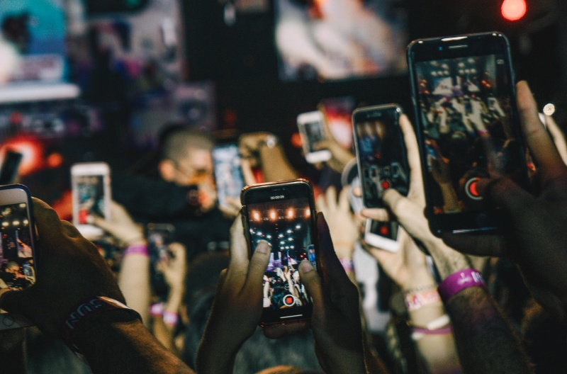 Фанаты K-pop создали спрос на посуточную аренду флагманских смартфонов Samsung