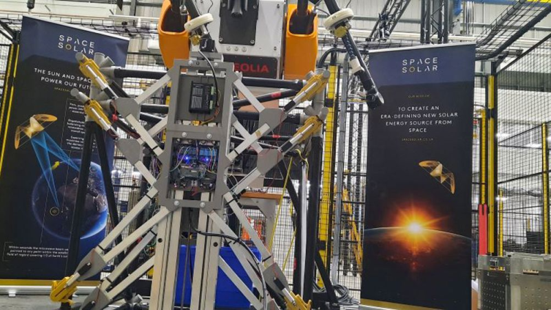 Робот Space Solar поможет в сборке километровых солнечных панелей и других гигантских объектов на орбите