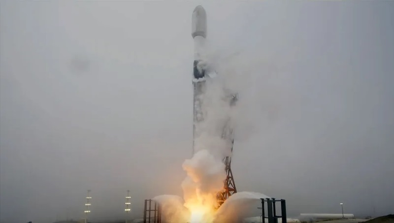 SpaceX вывела на орбиту очередную партию спутников Starlink и снова посадила первую ступень носителя