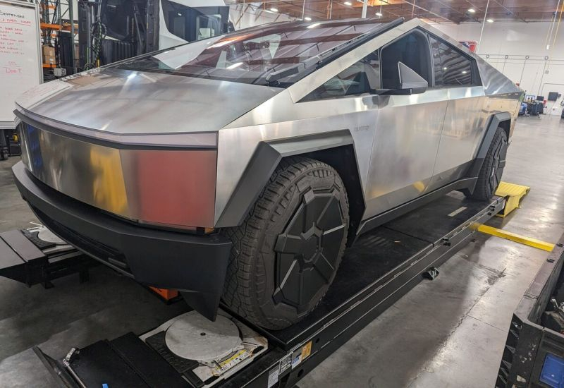 После рекордного обвала акции Tesla пошли вверх, поскольку Трамп и Маск готовят примирение