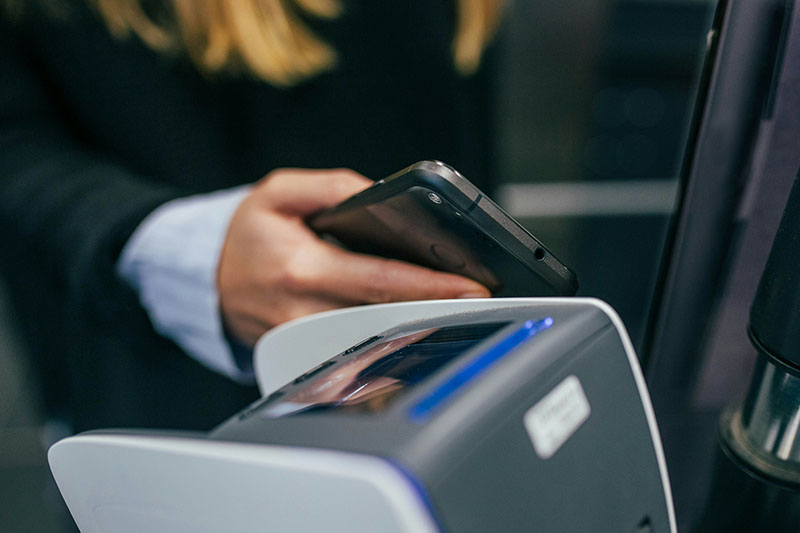 ВТБ начал тестировать отечественный заменитель Apple Pay — сервис «Волна» от НСПК