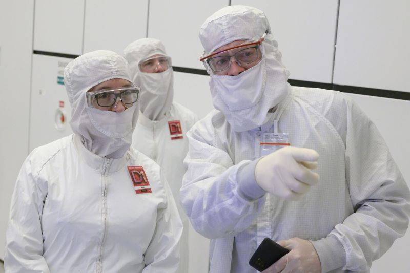 Intel в июле уволит более 10 000 сотрудников, занятых в производстве чипов