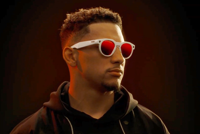 M**a совместно с Oakley представила умные очки для спортсменов