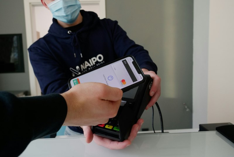 Российские банки тестируют заменитель Apple Pay, но до массового внедрения ещё далеко