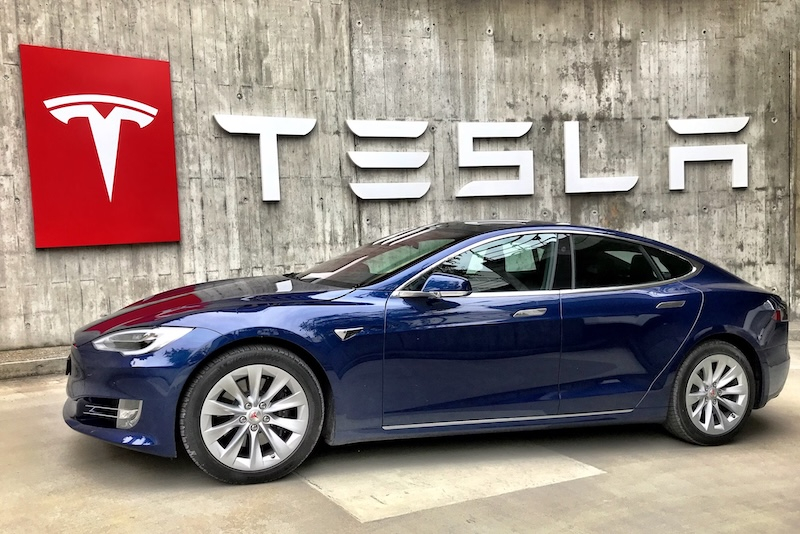 Поставки Tesla рухнули на 13 % под давлением конкурентов, но аналитики ожидали худшего