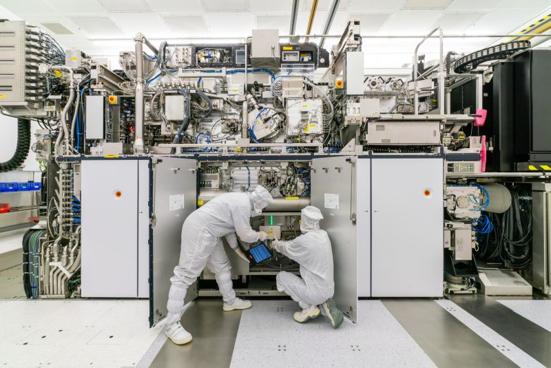 ASML, Mercedes-Benz и десятки компаний попросили ЕС отложить «Закон об ИИ» на два года