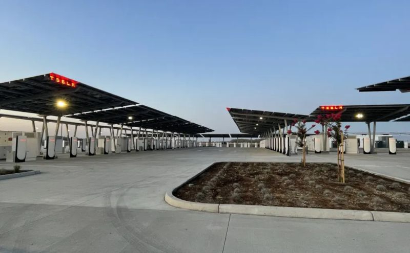 Tesla построила «оазис» для электромобилей — полностью автономную зарядную станцию Oasis Supercharger