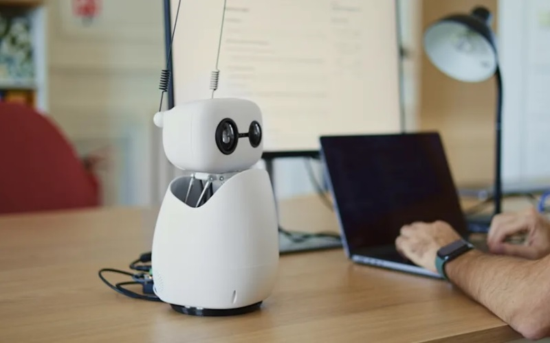 Hugging Face выпустила домашнего ИИ-робота Reachy Mini с открытым кодом за $449