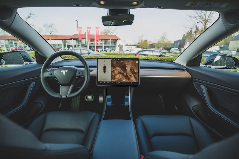 Своевольный ИИ-бот Grok появится в электромобилях Tesla «не позднее следующей недели»