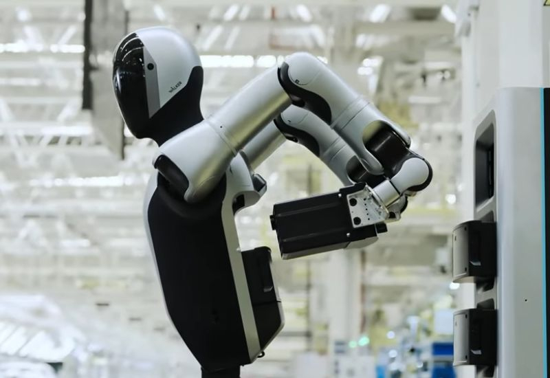 Вкалывают роботы: UBTech показала технологию автоматической замены батарей, которая позволит роботам трудиться без остановки