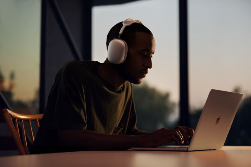 Apple не готова в обозримом будущем обновлять накладные наушники AirPods Max