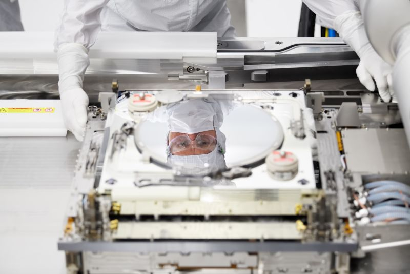ASML поставила первый литографический сканер для чипов будущего с трёхмерной упаковкой