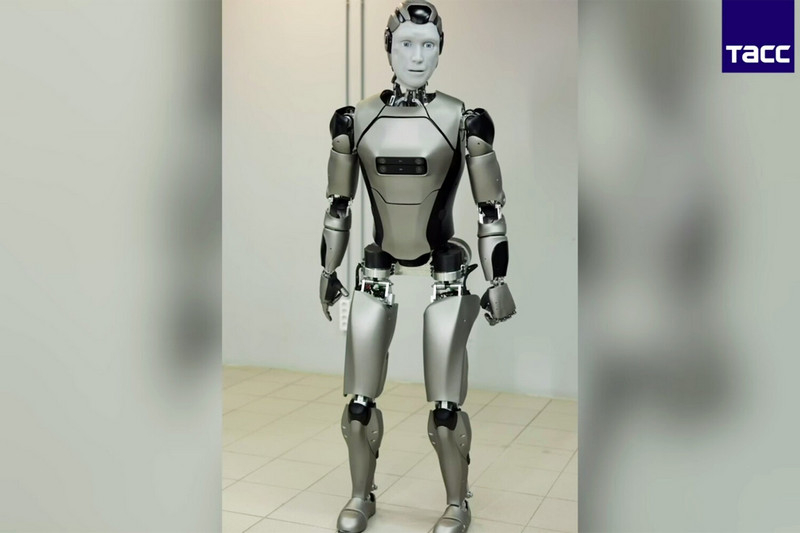 Представлен первый российский человекоподобный робот с ИИ  на презентации он рухнул после пары шагов
