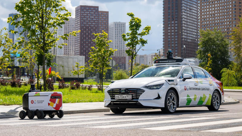 В 2026 году по улицам Москвы побегут роботакси — но с подстраховкой