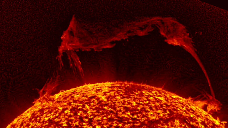 От Солнца оторвался гигантский протуберанец, который уже прозвали «Царём»