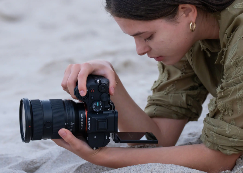 Sony представила A7 V  свою первую полнокадровую камеру с частично-стековым сенсором и бесшумной съёмкой 30 кадров/с за $2900