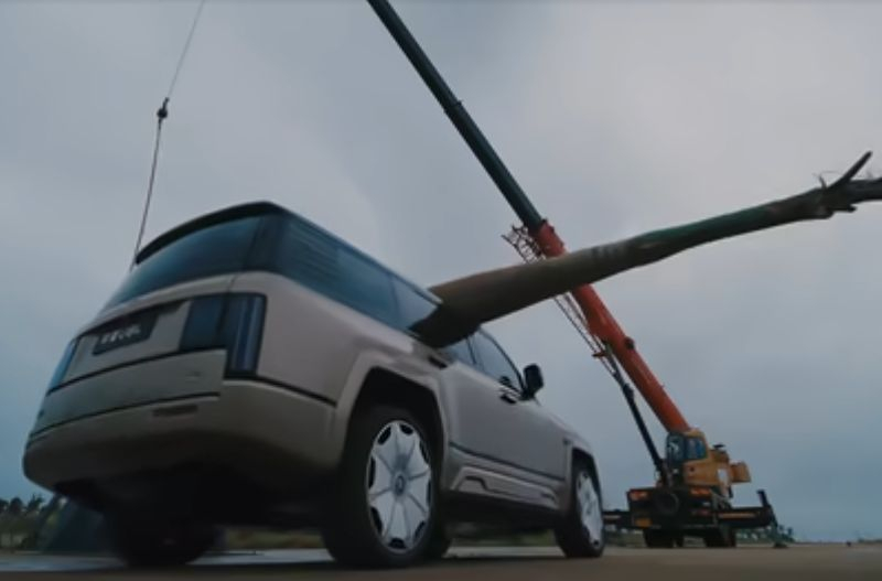 Видео: BYD избила крышу флагманского внедорожника YangWang U8L двухтонным деревом