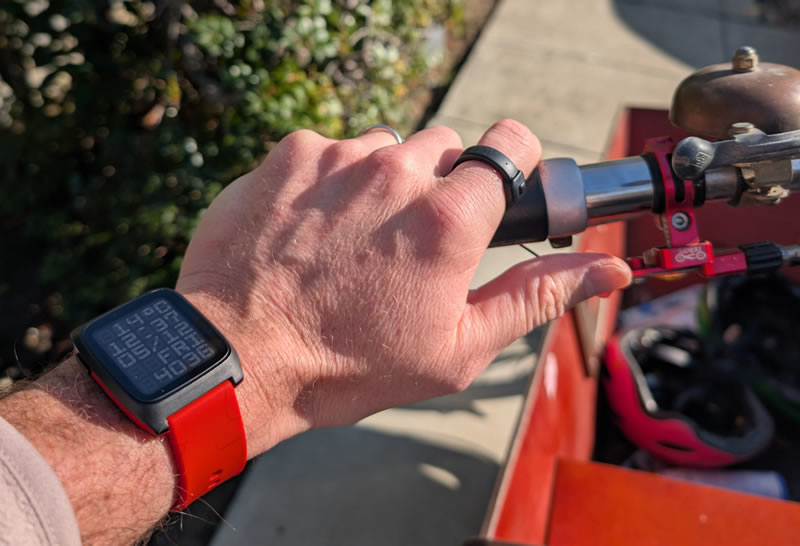 Pebble представила Index 01 умное кольцо с кнопкой, которое запишет и не даст забыть удачную мысль