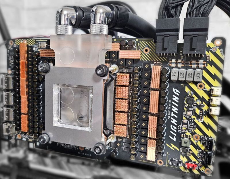 MSI&nbsp; ������� ����� ������� GeForce RTX 5090 � ���������� ��������� ������ RTX 5090 Lightning Z �� 3,75 ���