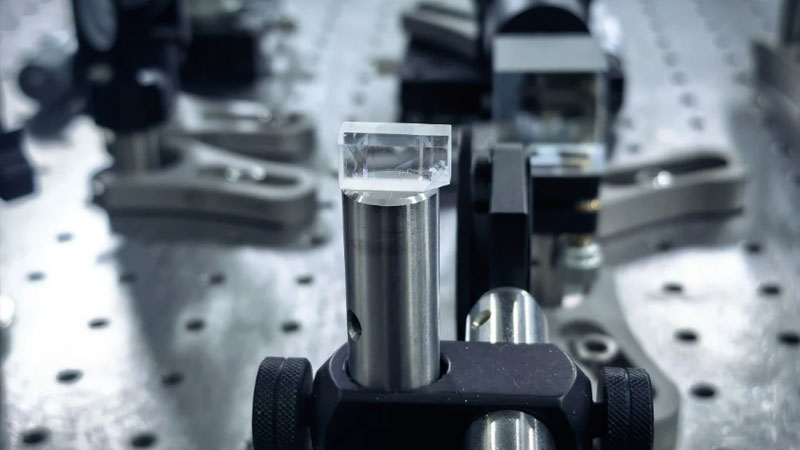 В Китае создали компактный твердотельный лазер для ранее недоступного VUV-диапазона  выиграют наука, космос и чипмейкеры