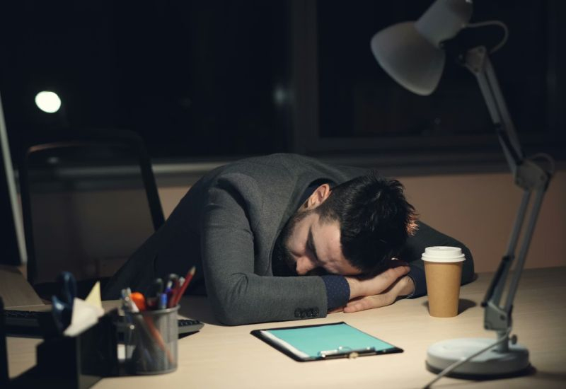 ИИ должен был облегчить работу людей  но на деле лишь увеличил нагрузку