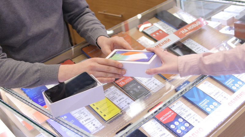 В&nbsp; России резко подешевели iPhone и флагманы Samsung — ретейлеры завалили склады, переоценив спрос