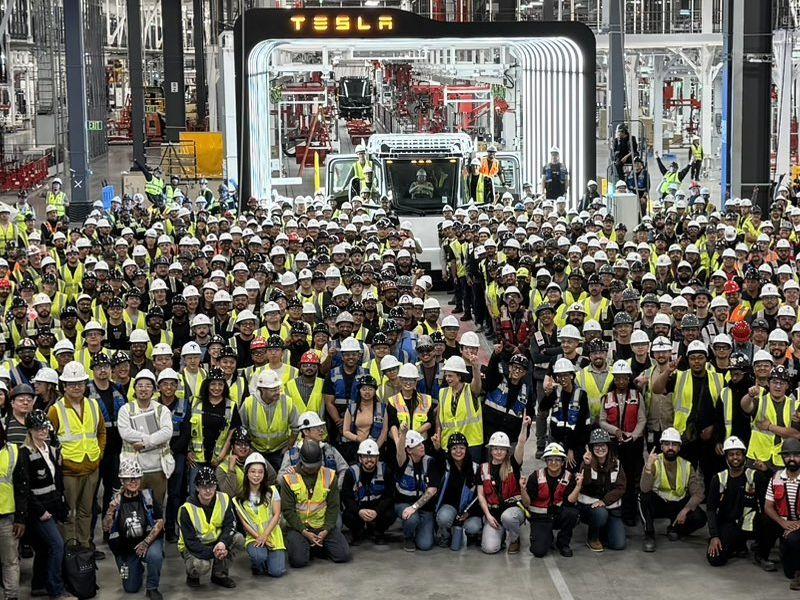 С новой линии в Неваде сошёл первый серийный электрический грузовик Tesla Semi