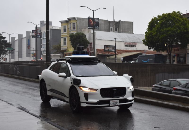 Waymo&nbsp; отучит роботакси штурмовать затопленные улицы