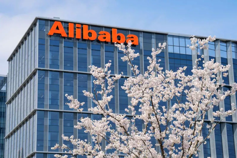 Прибыль Alibaba рухнула на 84 %, но гендир назвал отдачу от ИИ абсолютно очевидной