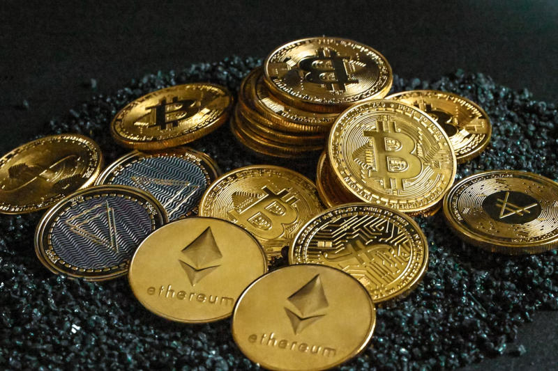 ЦБ разрешил россиянам покупать Bitcoin и Ethereum на бирже с лимитом 300 тыс. рублей в год