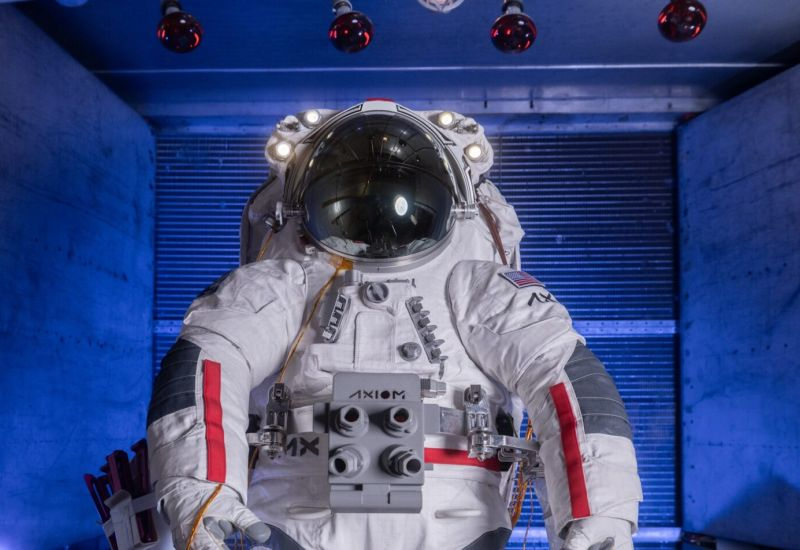 Чтобы высадить людей на Луне не позднее 2028 года, NASA решило упростить скафандр для этой миссии