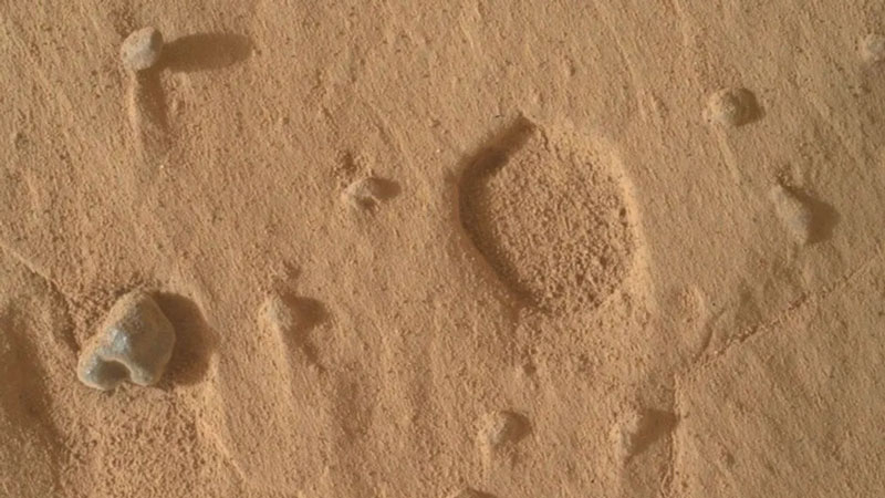 Марсоход&nbsp; NASA Curiosity обнаружил на Марсе странные «отпечатки ног» — учёные пока не знают, откуда они взялись