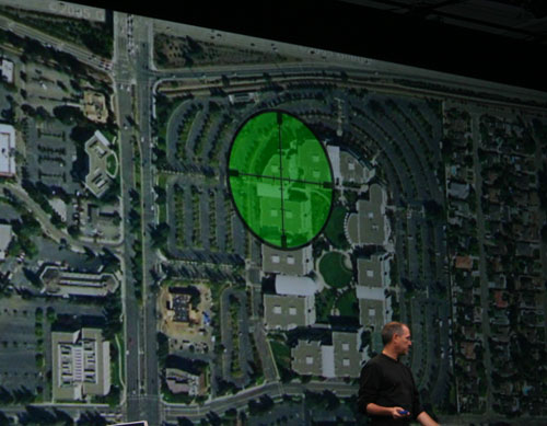  В центре кружка запечатлён кампус Apple, в котором, по словам Джобса, на протяжении вот уже пяти лет идёт работа над проектом Marklar 