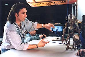  Патрик Татопулос во время работы над кистью `руки` скафандра пришельца 