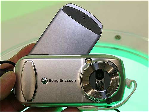 Сони с колесиком. Sony Ericsson s700. Sony Ericsson 1.2 Megapixel Adapter. Сони Эриксон 2005 камерофон. Сони Эриксон с выдвигающейся камерой.