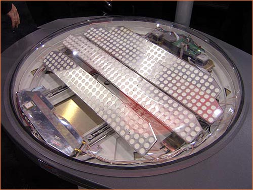 Антенна SpeedRay 3000 состоит из четырех частей, которые во время движения авто двигаются вверх и вниз, отслеживая таким образом спутник.