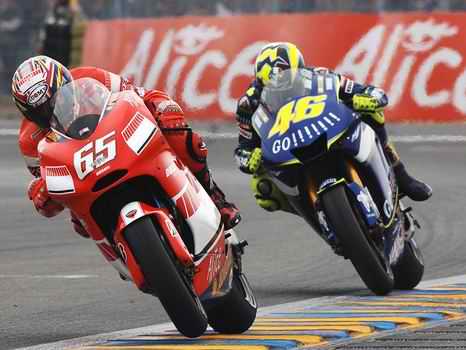 На этом снимке запечатлён господин LORIS CAPIROSSI на своём красненьком мотоцикле DUCATI