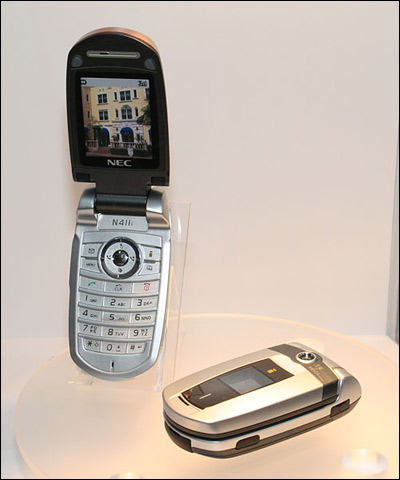 WIRELESS JAPAN 2005: NEC N411i