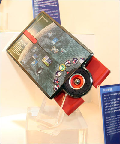 WIRELESS JAPAN 2005: NEC FLIPPER